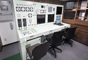 機関制御室の写真