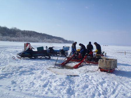 厳冬の網走湖でのワカサギ氷下漁です