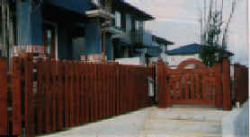 木製フェンスと門扉1