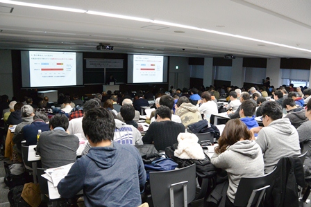 学生が講演を聞いている