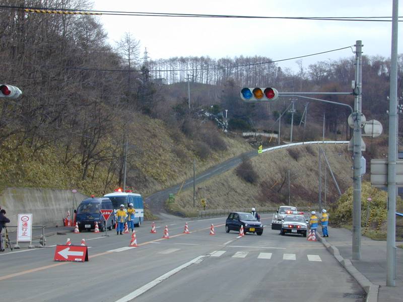 国道37号線、町の中心部は通行止め、森林に被害は見られない