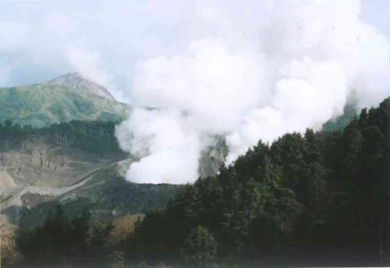 金比羅火口の噴火の様子