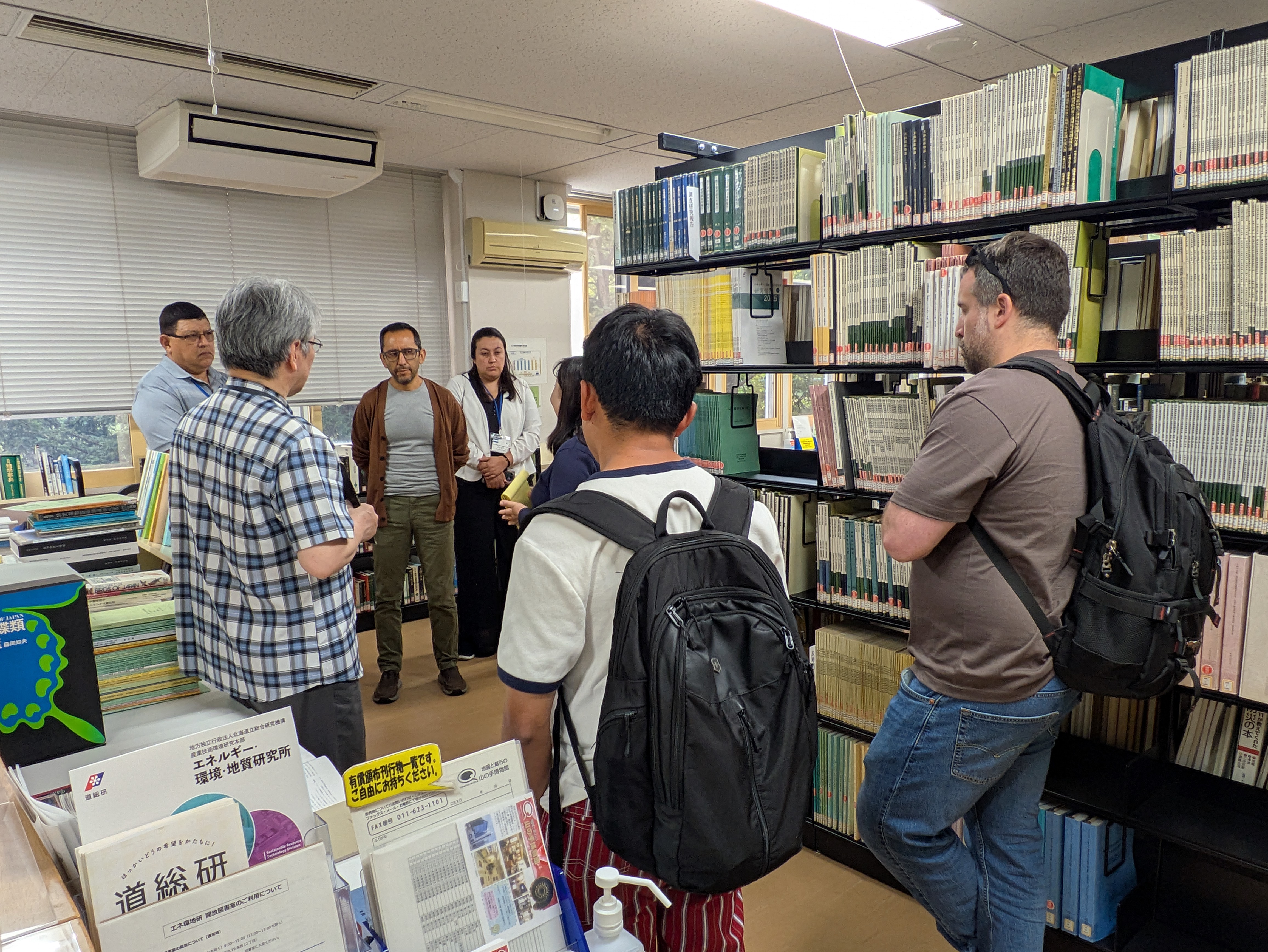図書室見学の様子